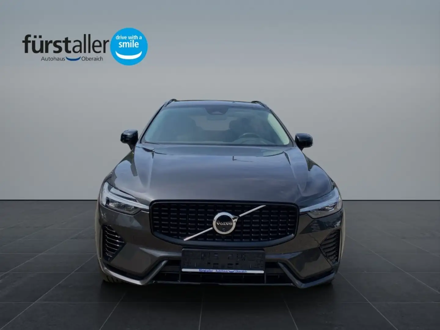 Volvo XC60 Plus, T6 AWD Plug-in Hybrid, Elektrisch/Benzin, Da Grau - 2