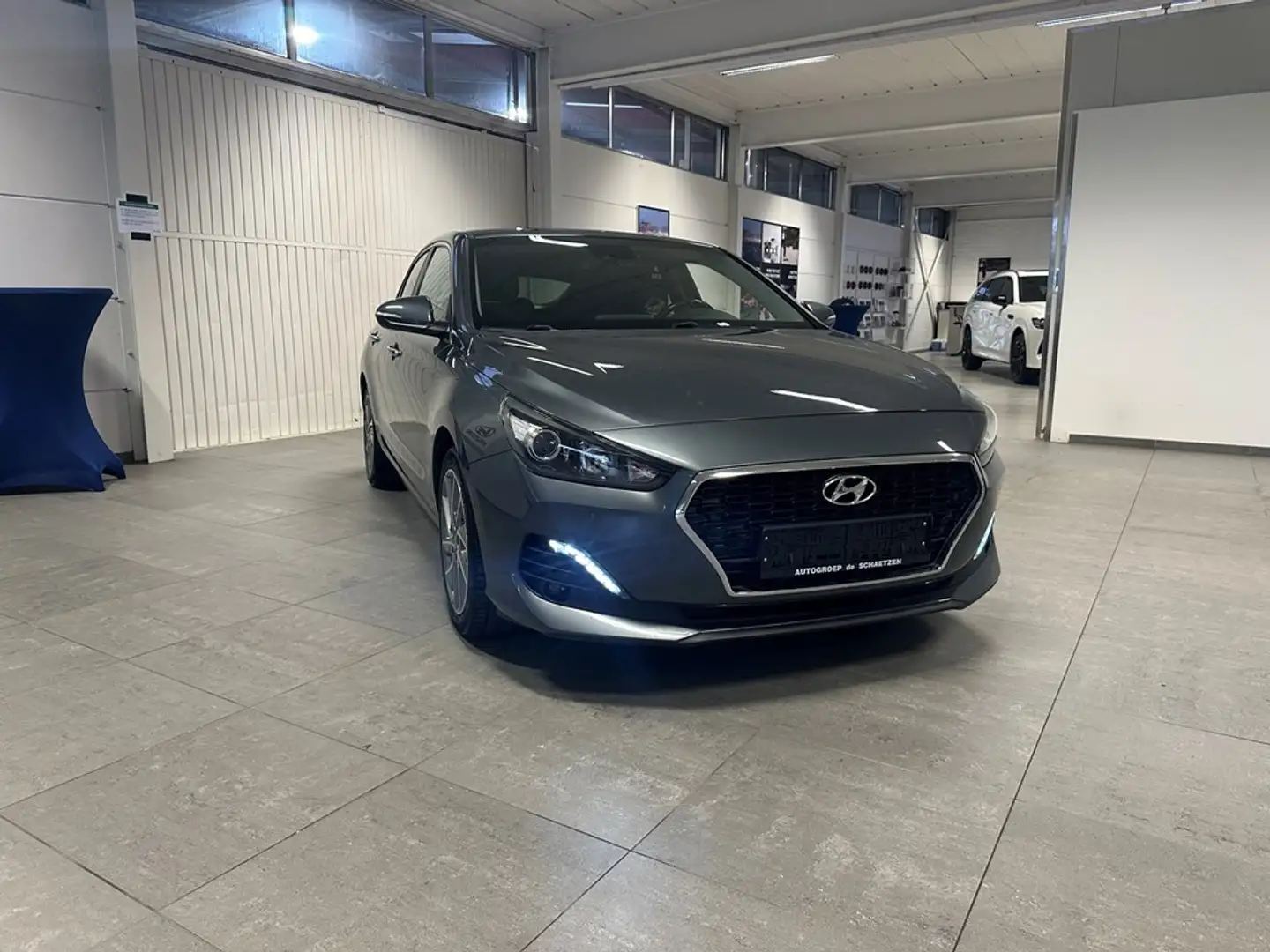 Hyundai i30 Fastback: 120pk Benzine + Garantie Gris - 2