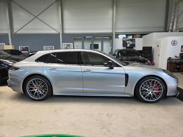 Porsche Panamera view 9