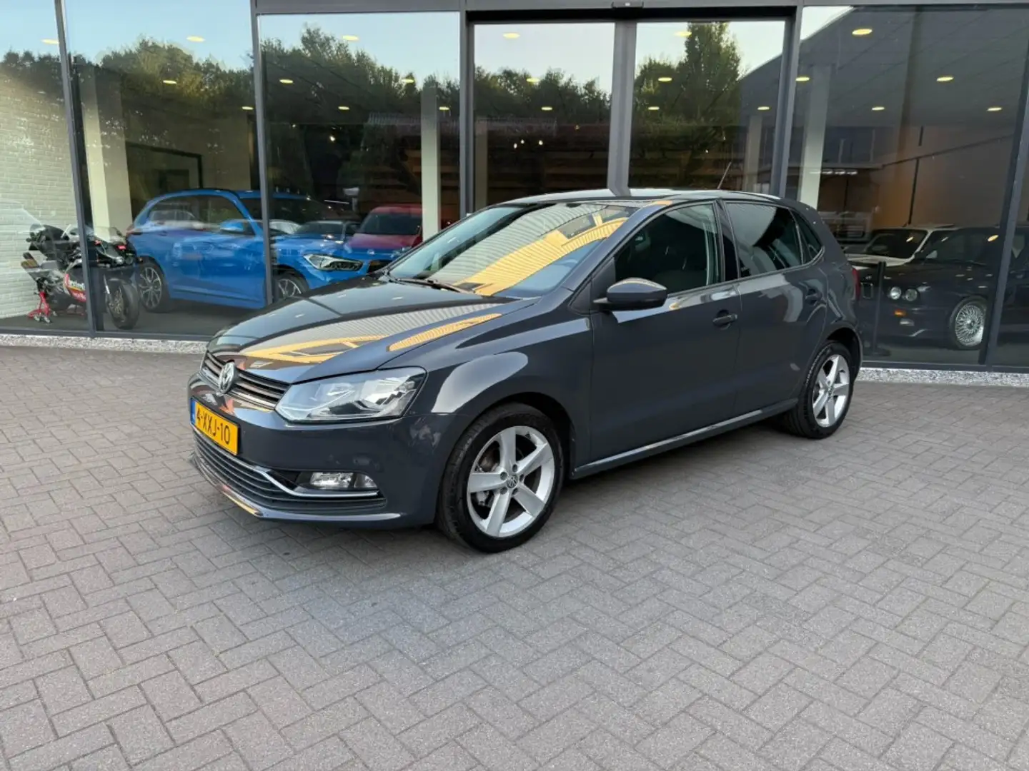 Volkswagen Polo 1.2 TSI 90pk Highline,Navi,Clima,Cruise,Camera,LMV Grijs - 1