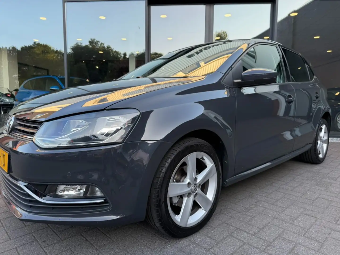 Volkswagen Polo 1.2 TSI 90pk Highline,Navi,Clima,Cruise,Camera,LMV Grijs - 2
