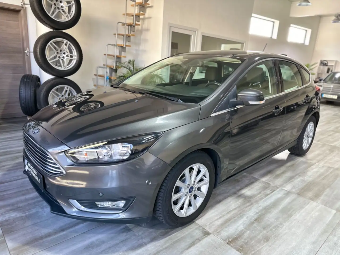 Ford Focus Lim. Titanium *Automatik*Tempomat*Kamera* Grau - 1