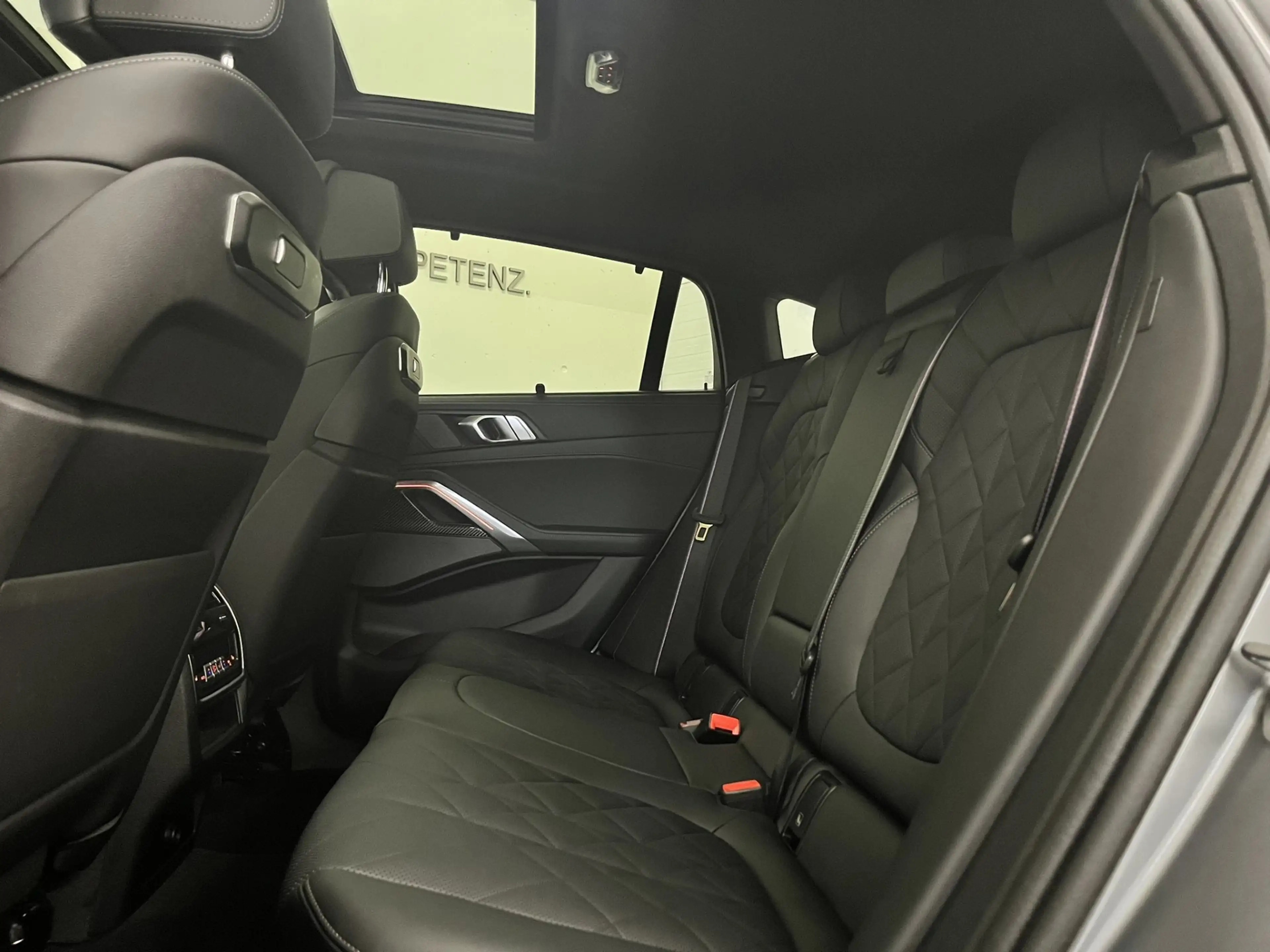 BMW X6 xDrive40i *M-Sport PRO / Innovationspaket / Panorama* — photo 14