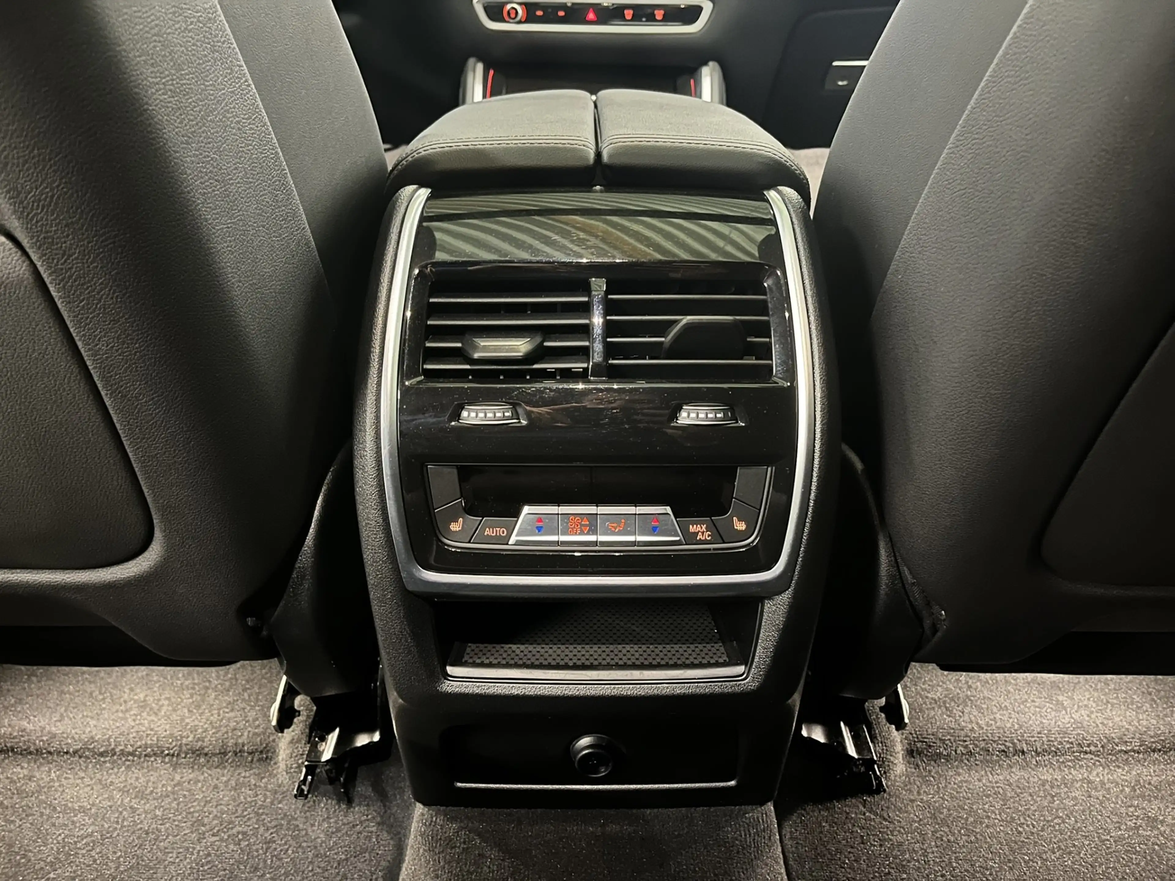 BMW X6 xDrive40i *M-Sport PRO / Innovationspaket / Panorama* — photo 19