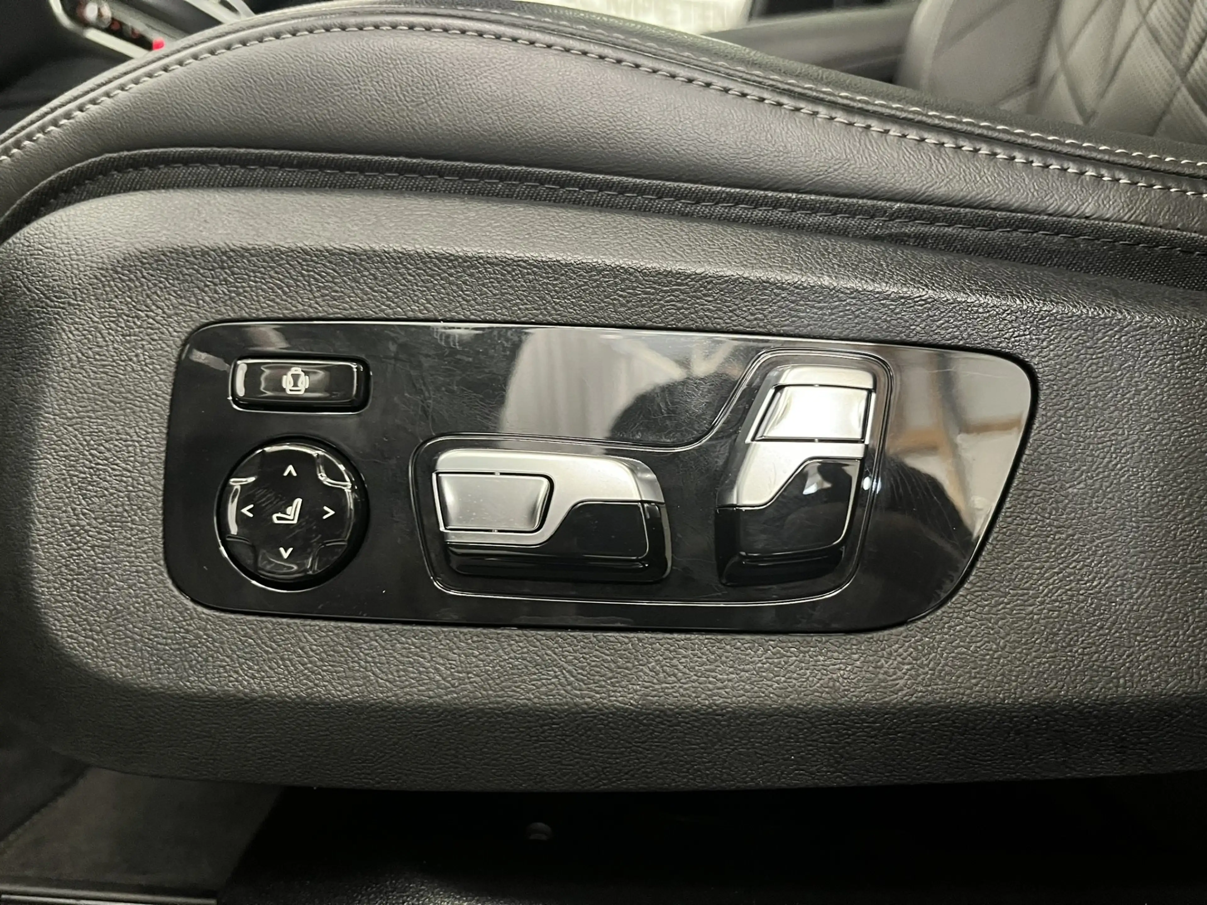 BMW X6 xDrive40i *M-Sport PRO / Innovationspaket / Panorama* — photo 16