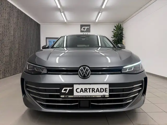 Volkswagen Passat view 3