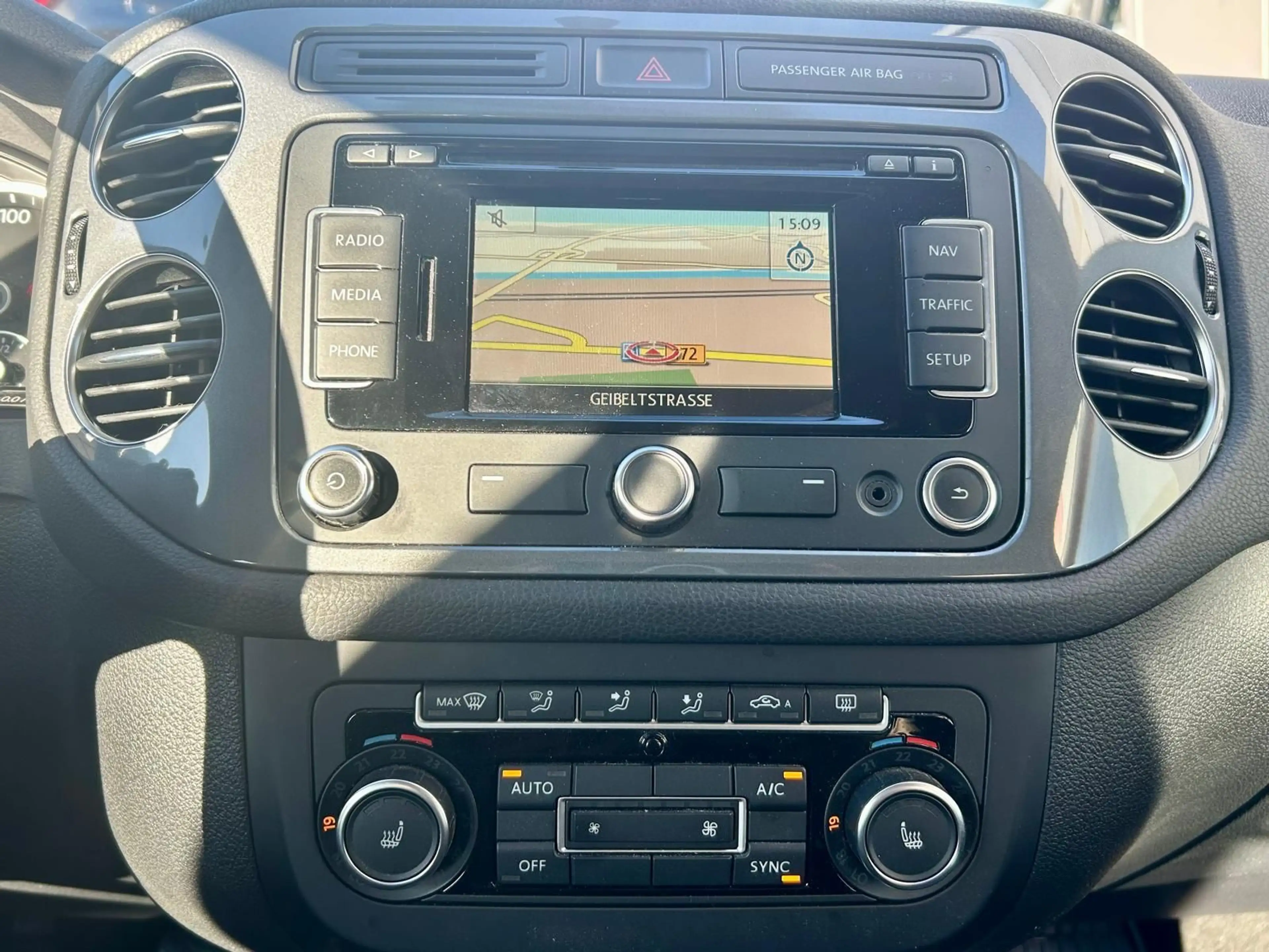 Volkswagen Tiguan 1.4 TSI Trend & Fun BMT NAVI SITZH. — photo 8