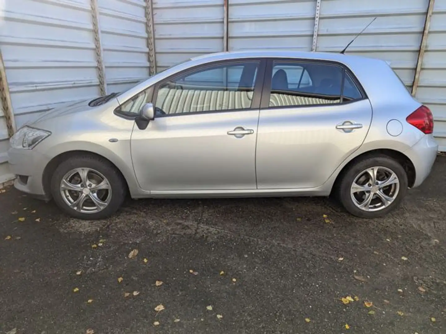 Toyota Auris Sol*Automatik*AHK*4 türig*Tüv:10/2027* Silber - 2