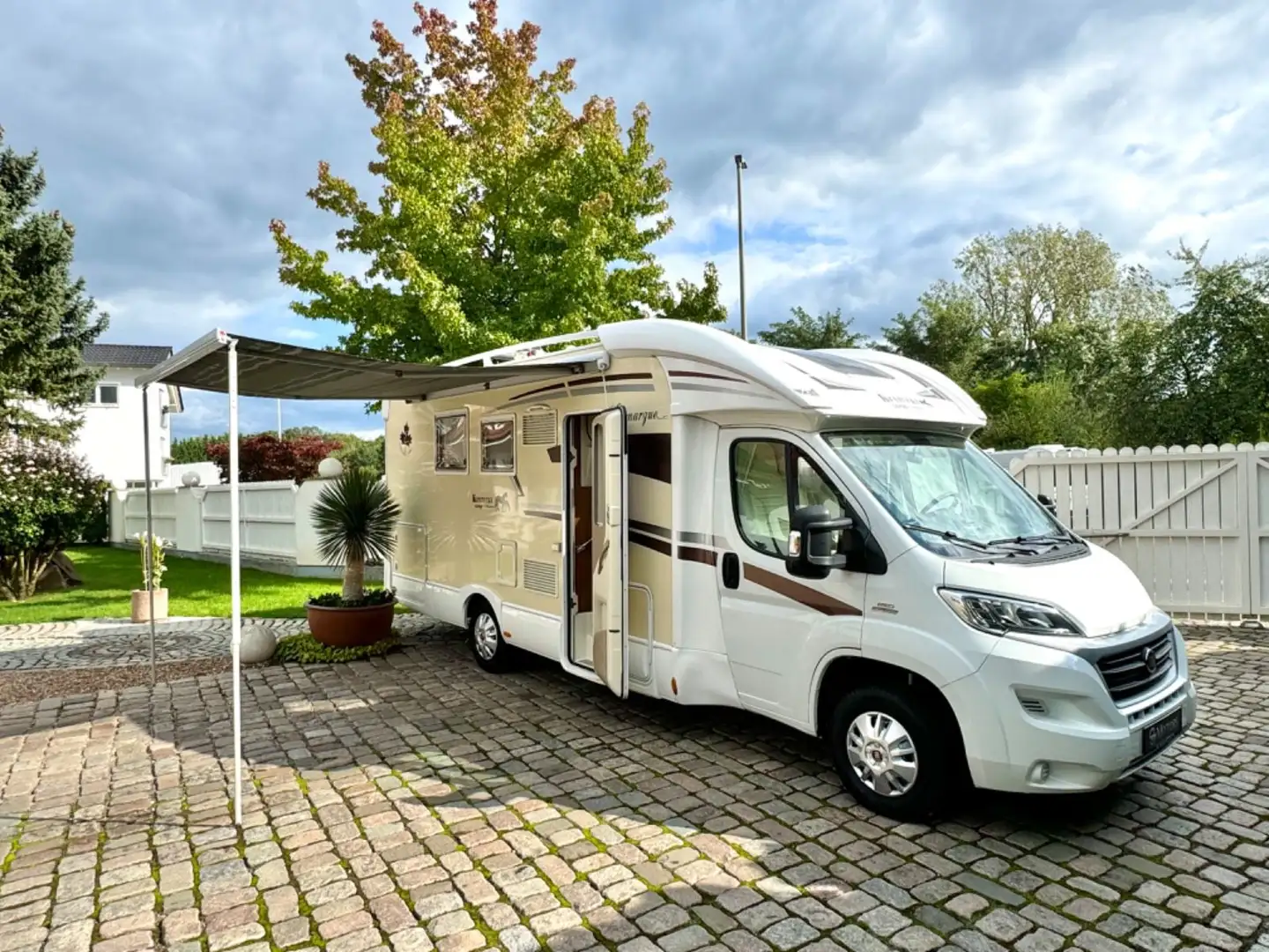 Ahorn Kentucky Camp/7,41m/2xKlima/Automatik/Queensbett Weiß - 1