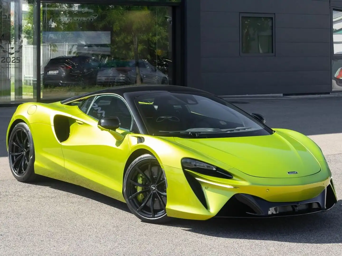 McLaren Artura Artura / Flux Green / B&W / Lift / AutoHigh Grün - 1