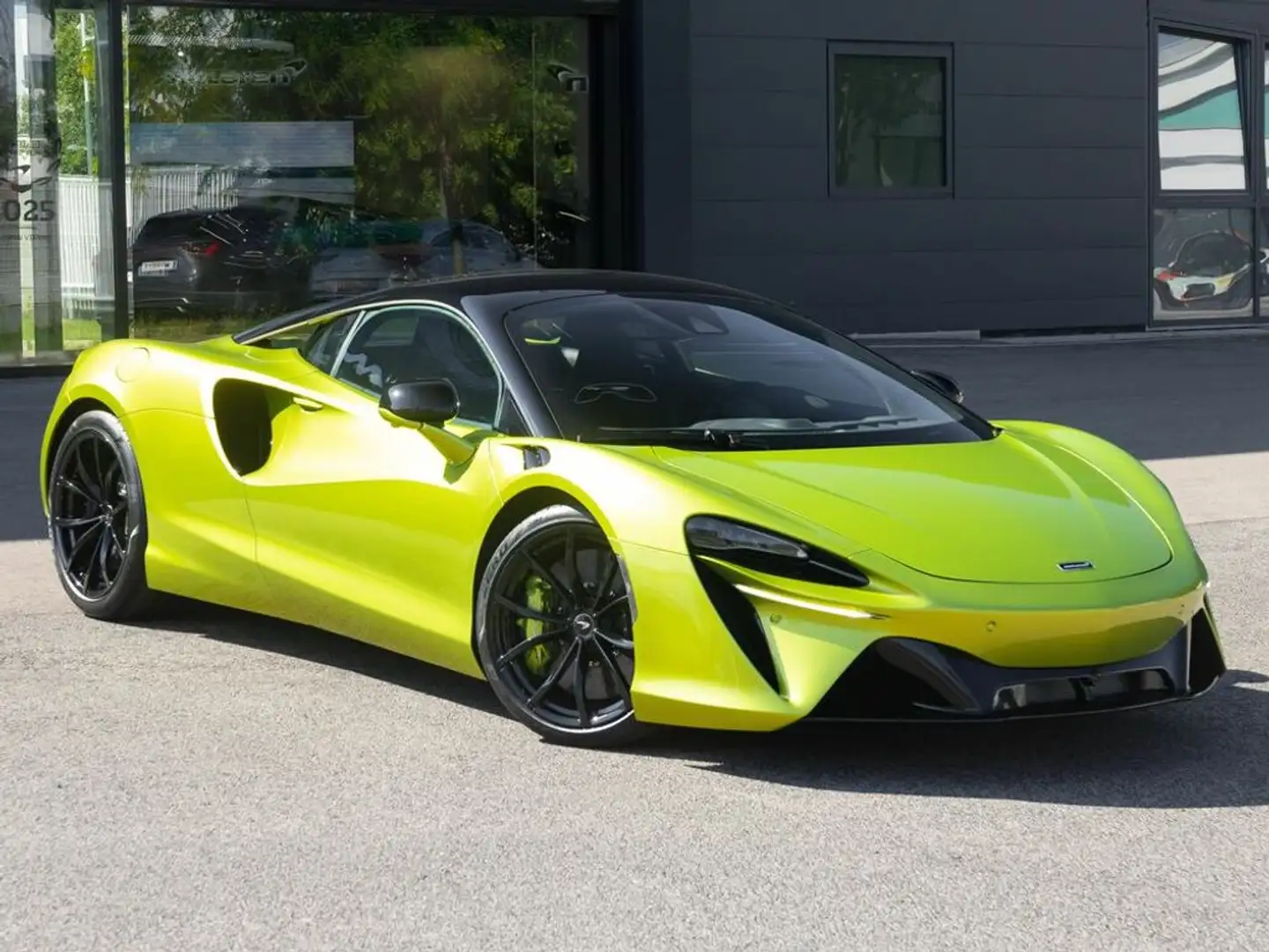 McLaren Artura Artura / Flux Green / B&W / Lift / AutoHigh Grün - 2