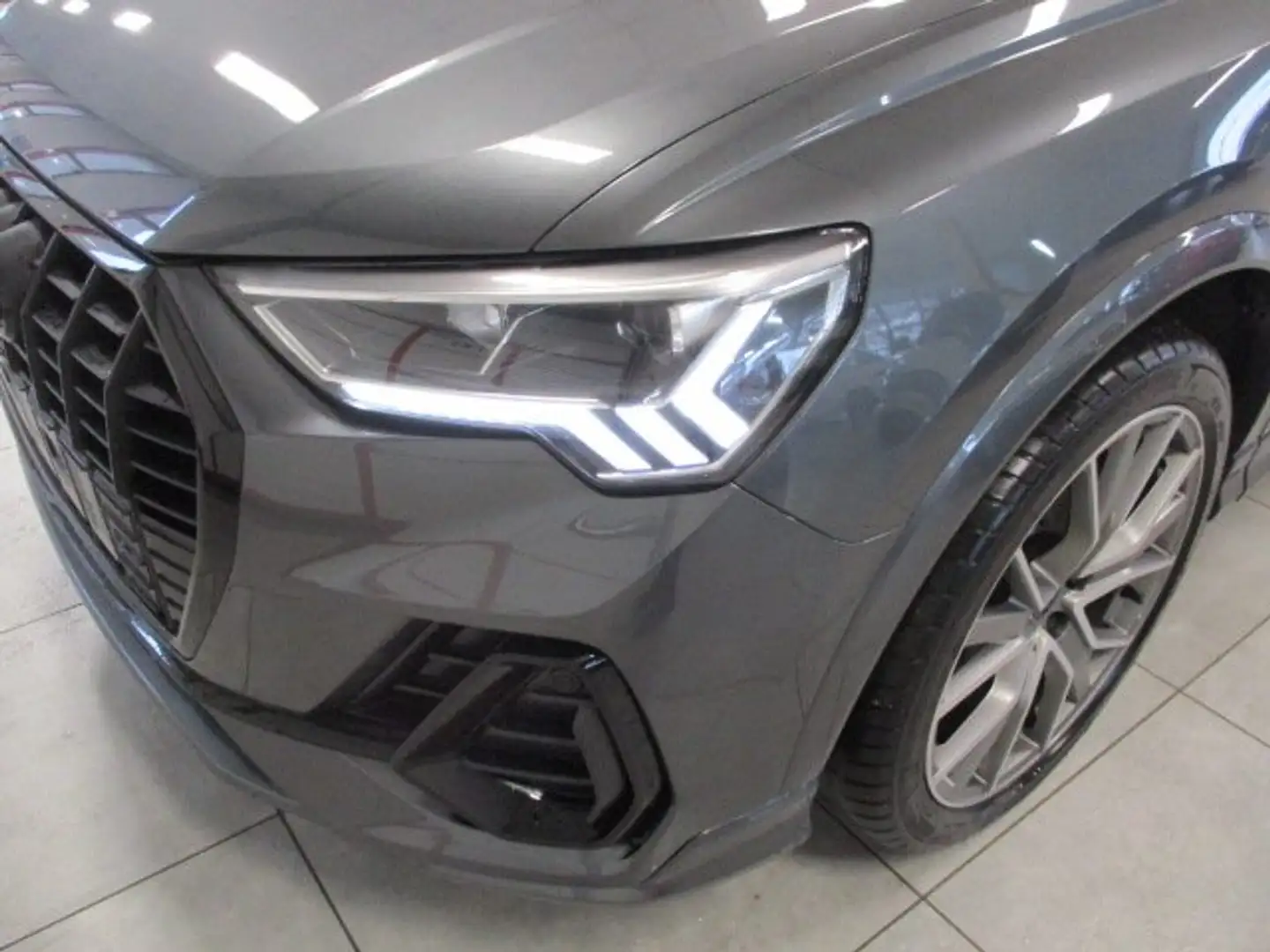 Audi Q3 Q3 35 2.0 tdi Identity Black s-tronic Grigio - 2