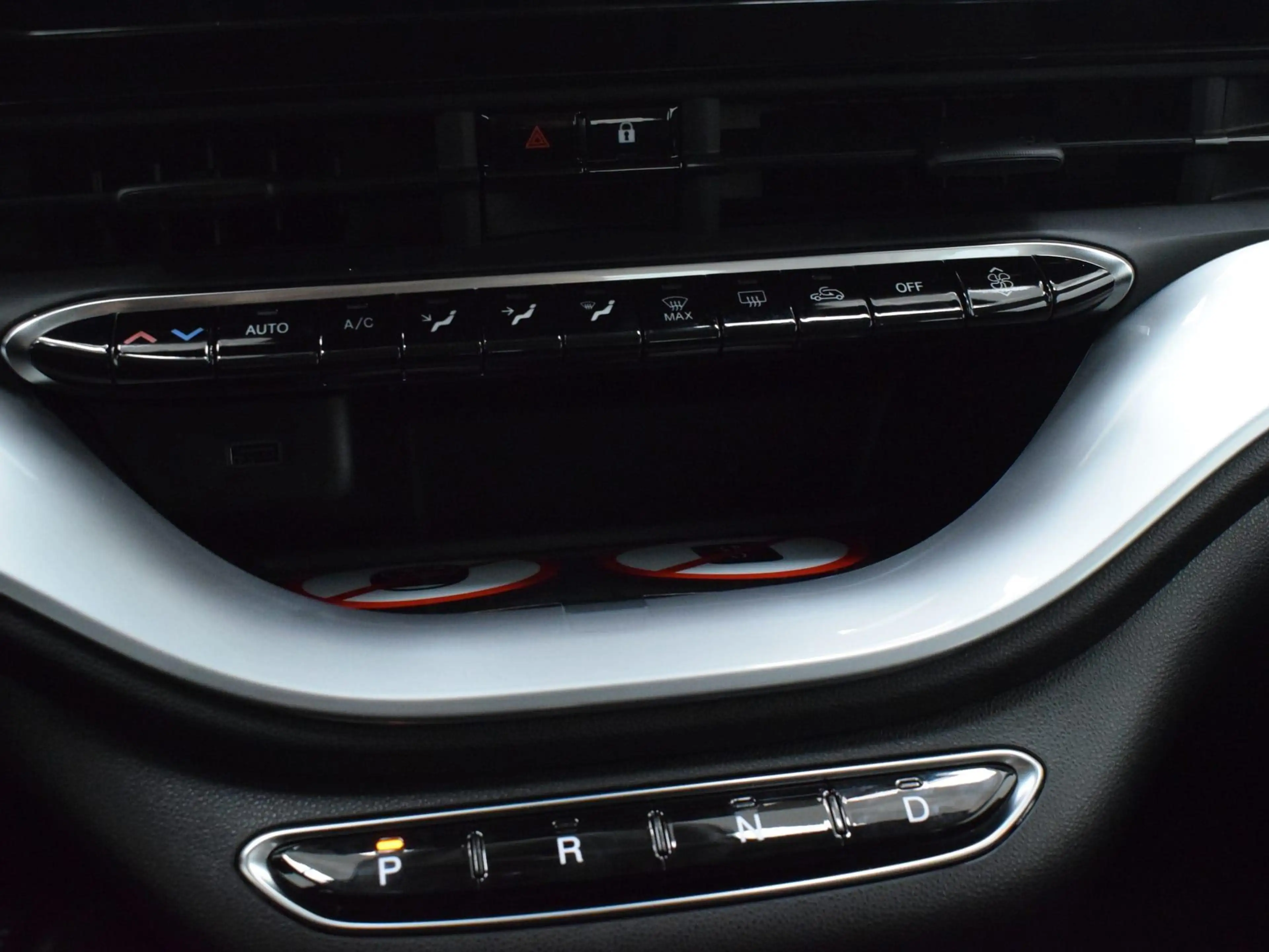 Fiat 500e Business Launch Edition | Climate Control | Apple — photo 10