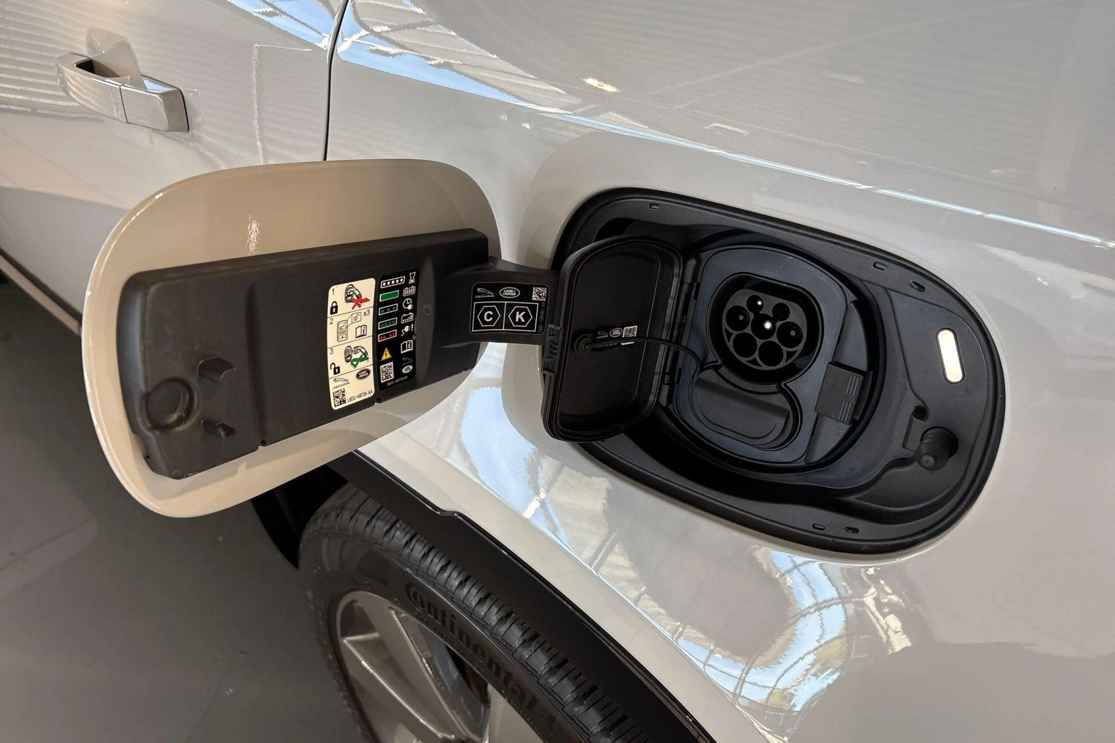 Land Rover Defender 110 P300e X-Dynamic HSE | TOW PACK | CLIMATE PACK — photo 24