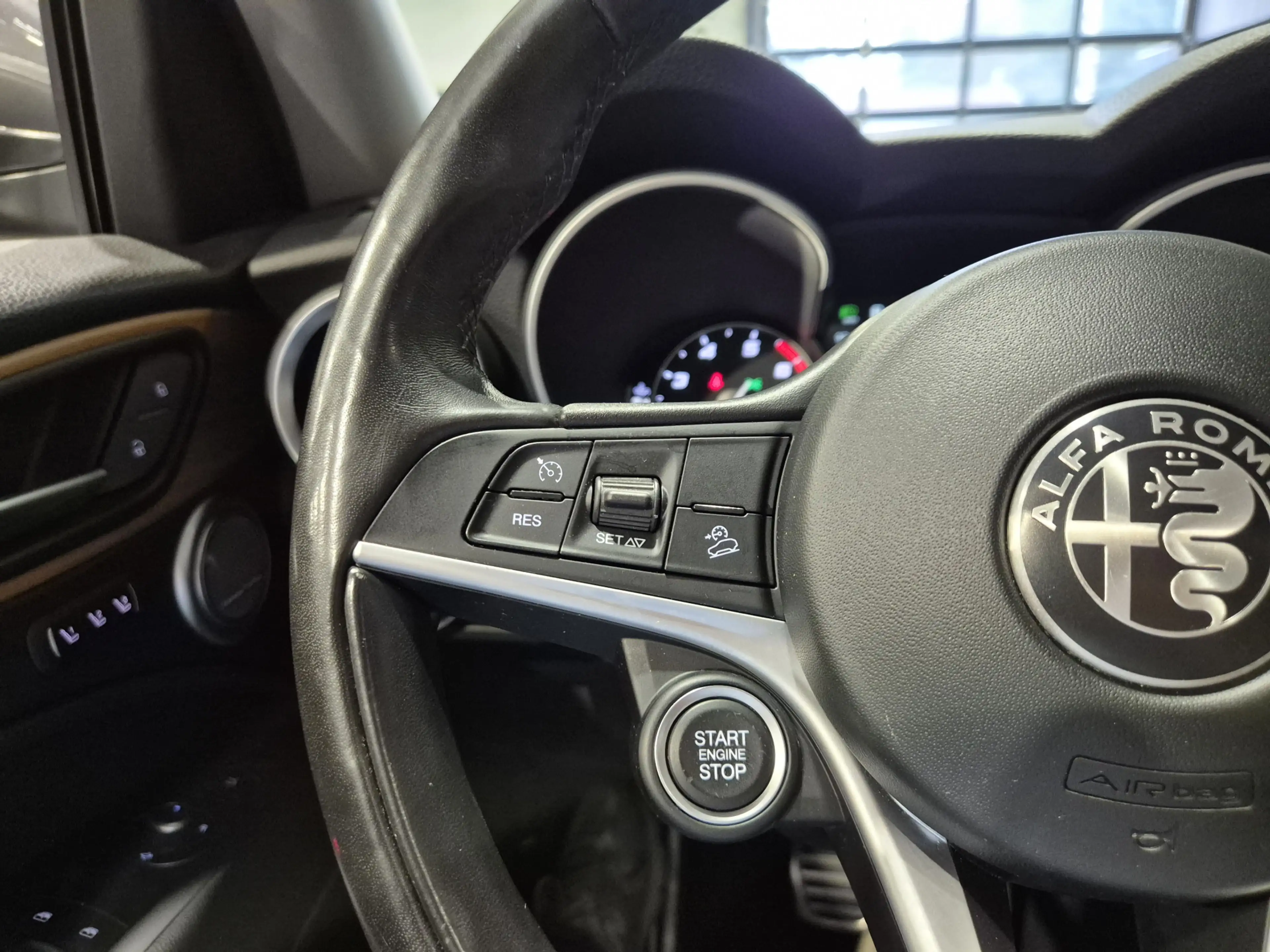 Alfa Romeo Stelvio 2.0 T AWD Veloce Panorama | Harman-Kardon | Camera — photo 36