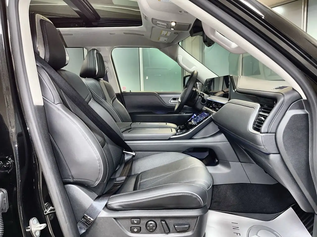 Infiniti QX80 снимка Infiniti QX80