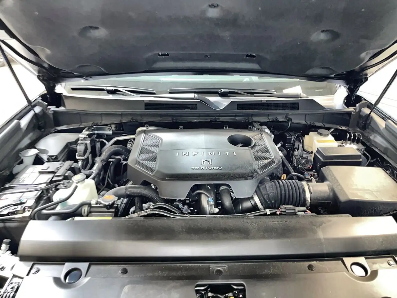Infiniti QX80 снимка Infiniti QX80