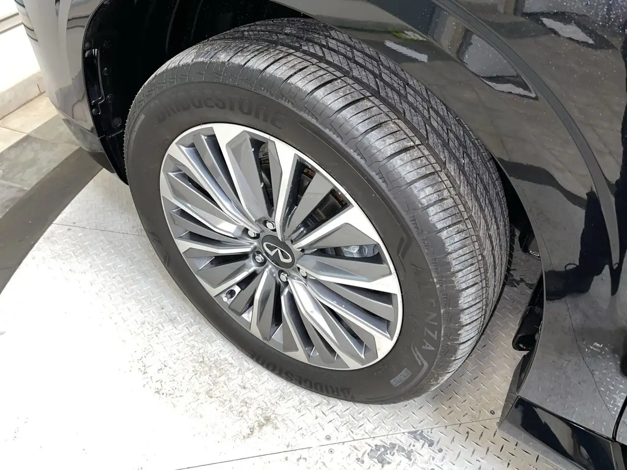 Infiniti QX80 снимка Infiniti QX80