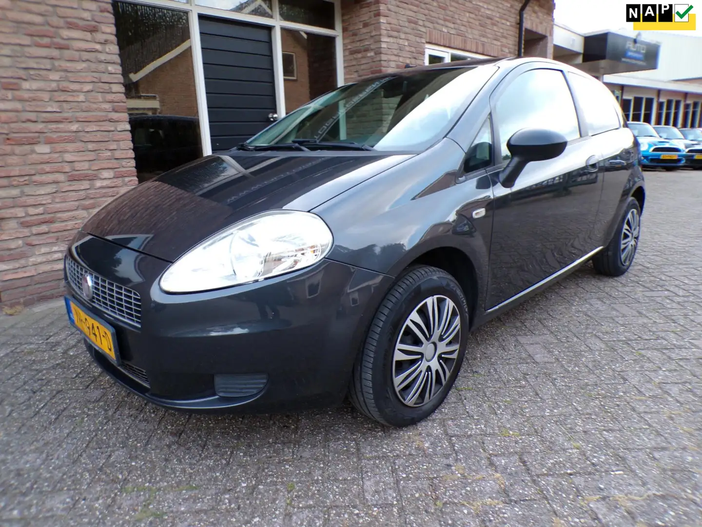 Fiat Grande Punto 1.2 Active Grijs - 1