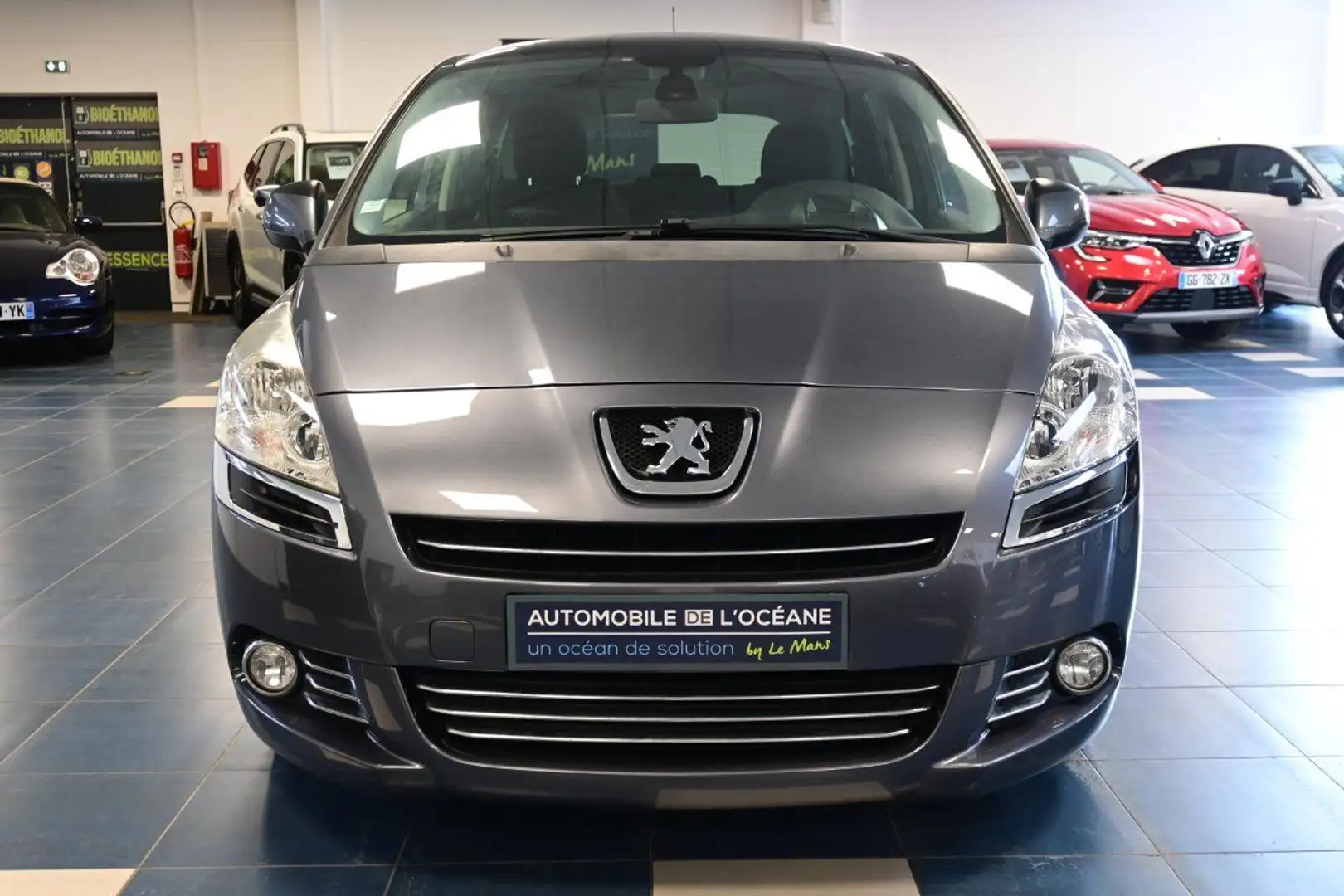 Peugeot 5008 1.6 HDi 112ch FAP BVM6 Serie Speciale Family 7pl Gris - 2