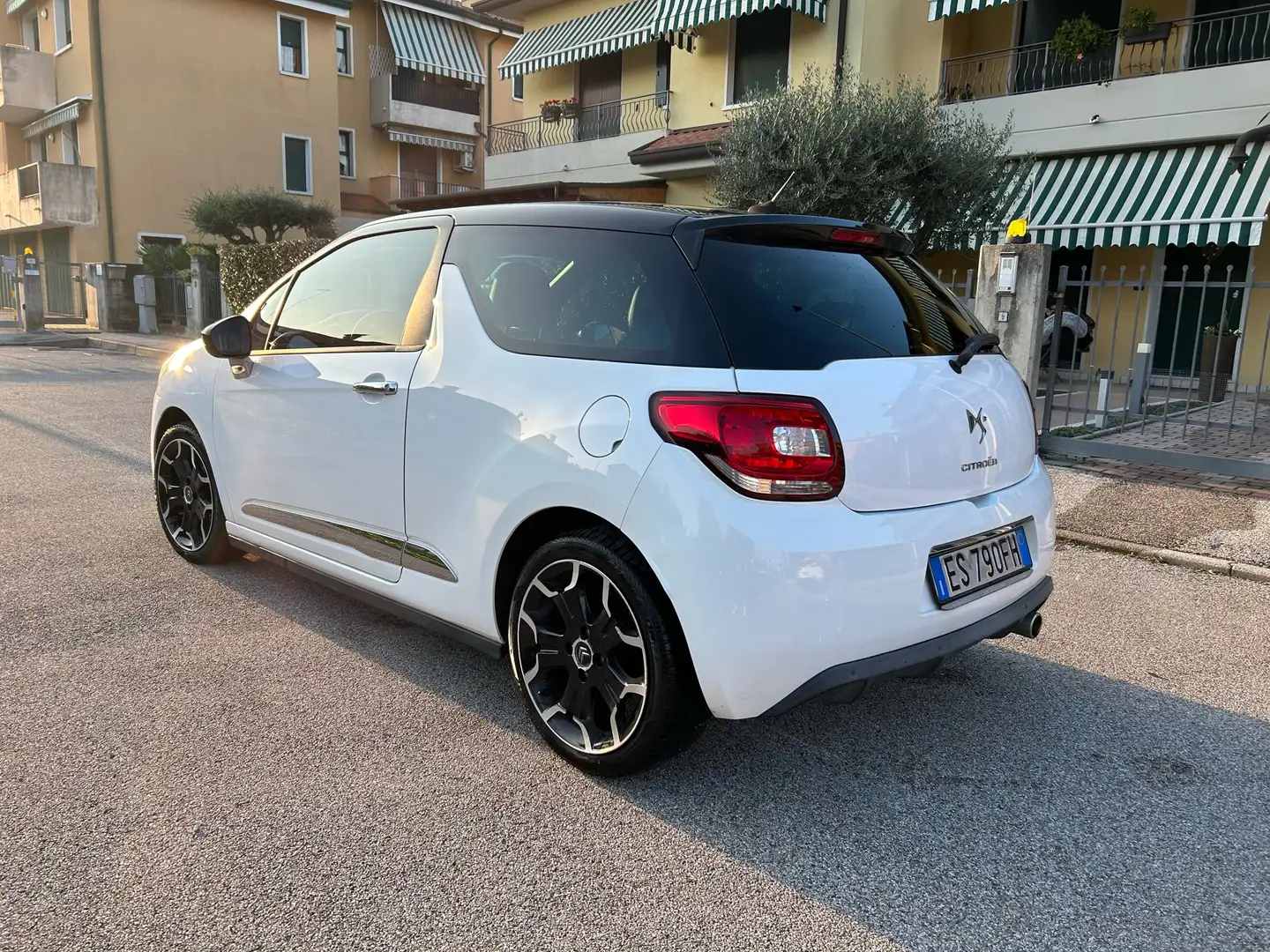 DS Automobiles DS 3 DS3 1.4 hdi So Chic 70cv Blanc - 2