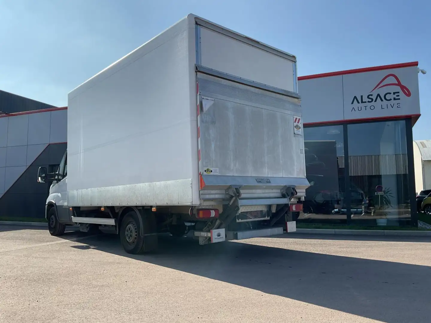 Iveco Daily Daily 35 S-156 CH BV Hi-Matic CAISSE + HAYON - 37  Blanc - 2