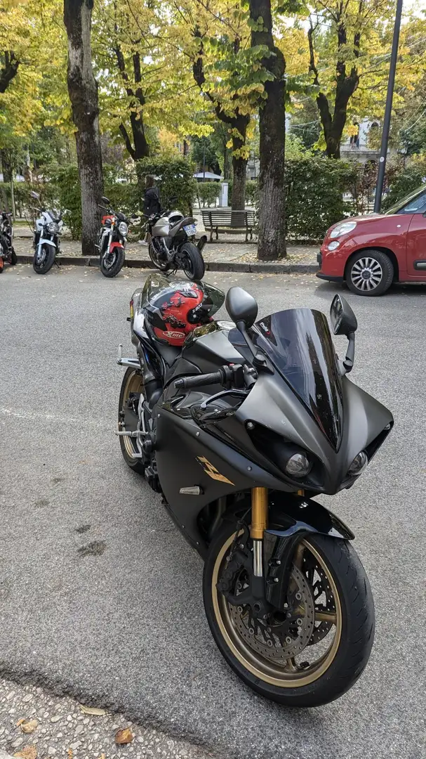 Yamaha YZF-R1 Nero - 2