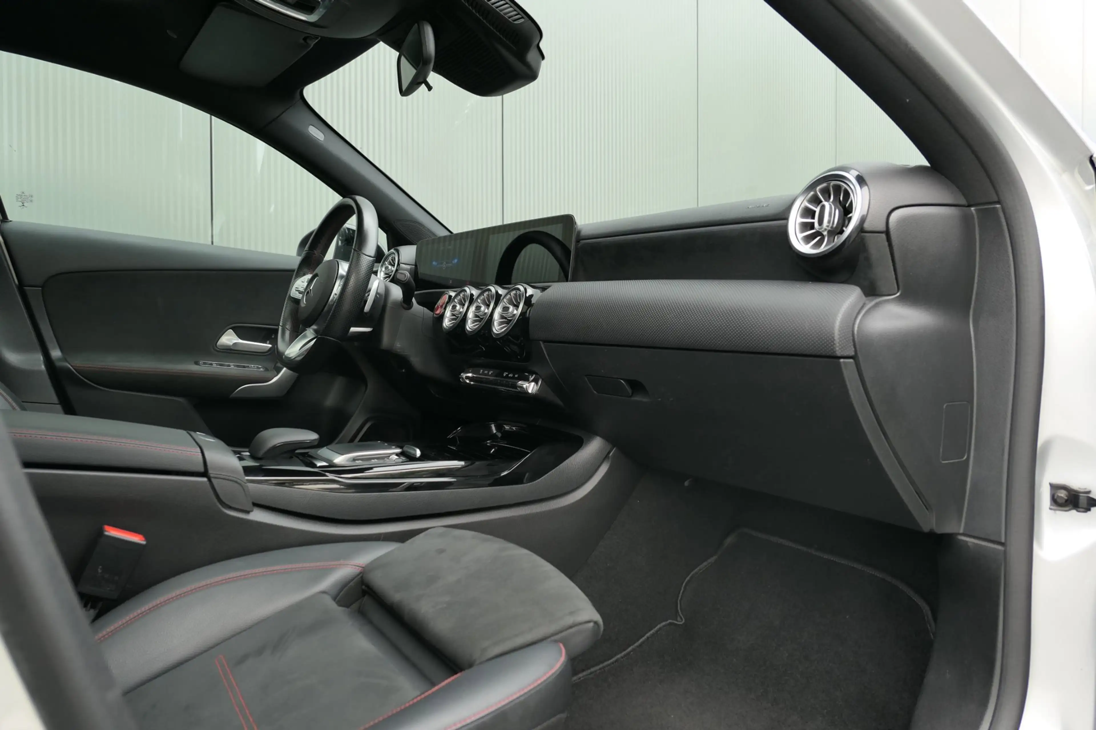 Mercedes-Benz A 35 AMG 4MATIC Premium Panorama Alcantara — photo 20