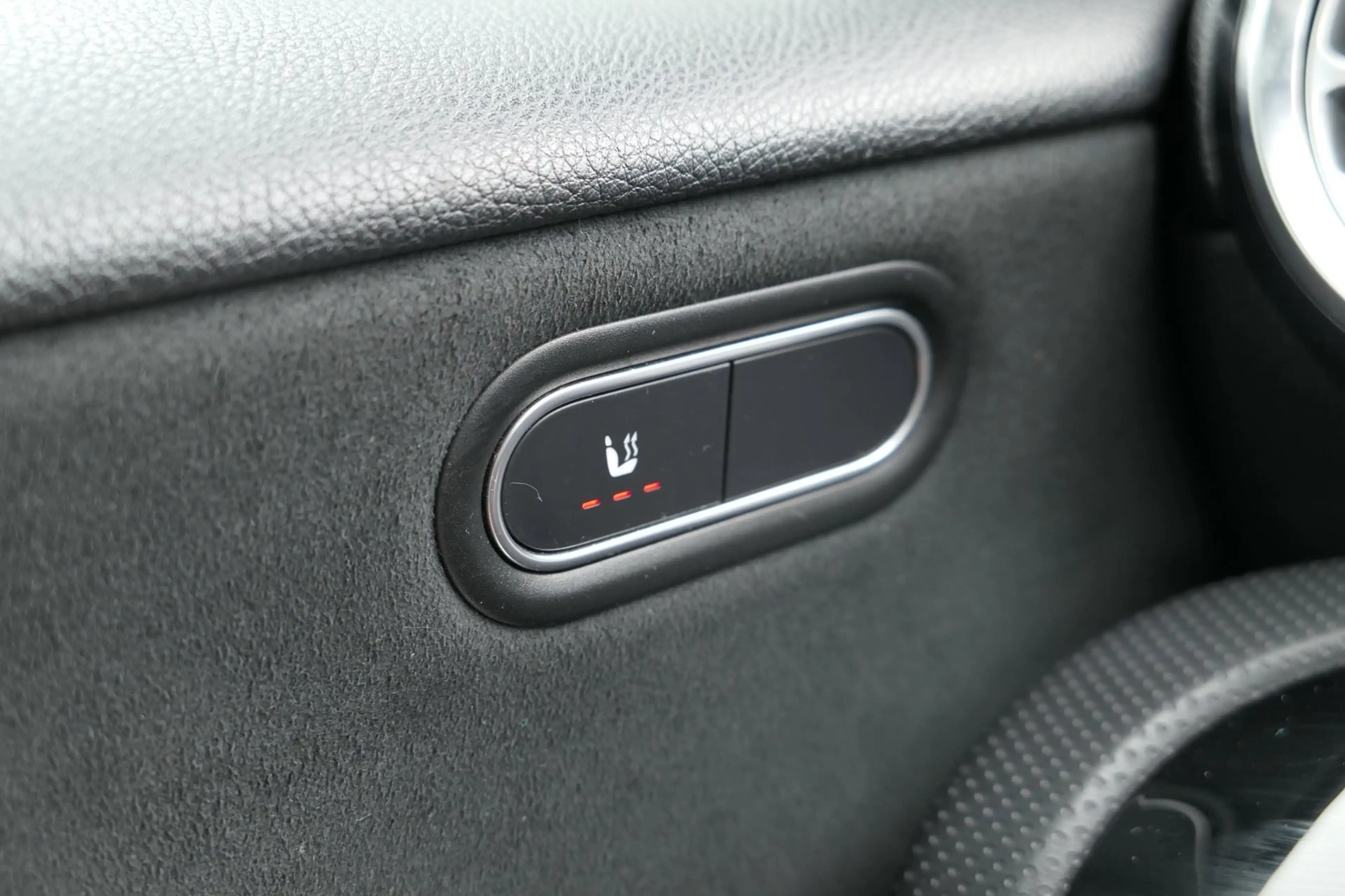 Mercedes-Benz A 35 AMG 4MATIC Premium Panorama Alcantara — photo 13
