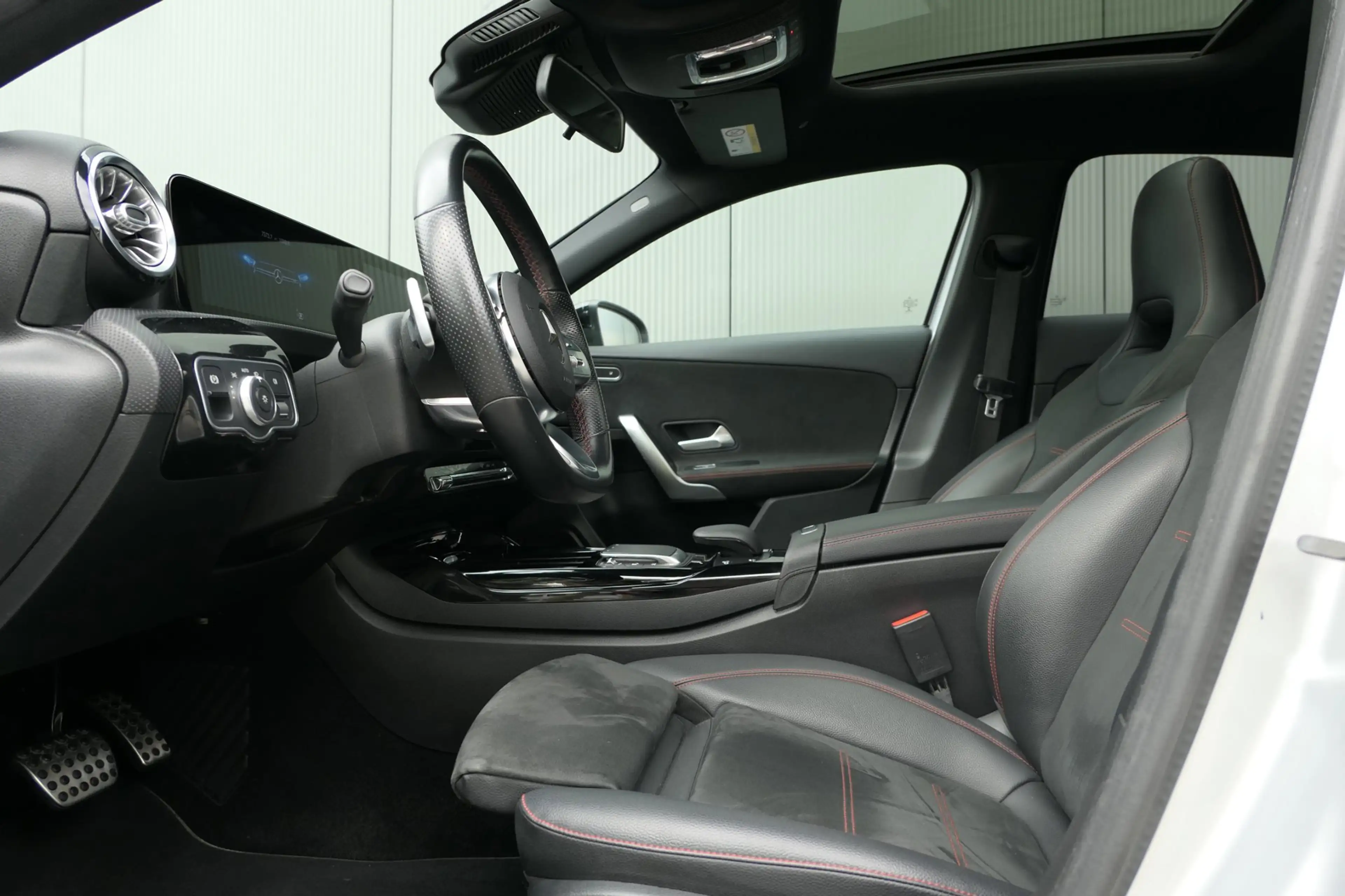 Mercedes-Benz A 35 AMG 4MATIC Premium Panorama Alcantara — photo 3