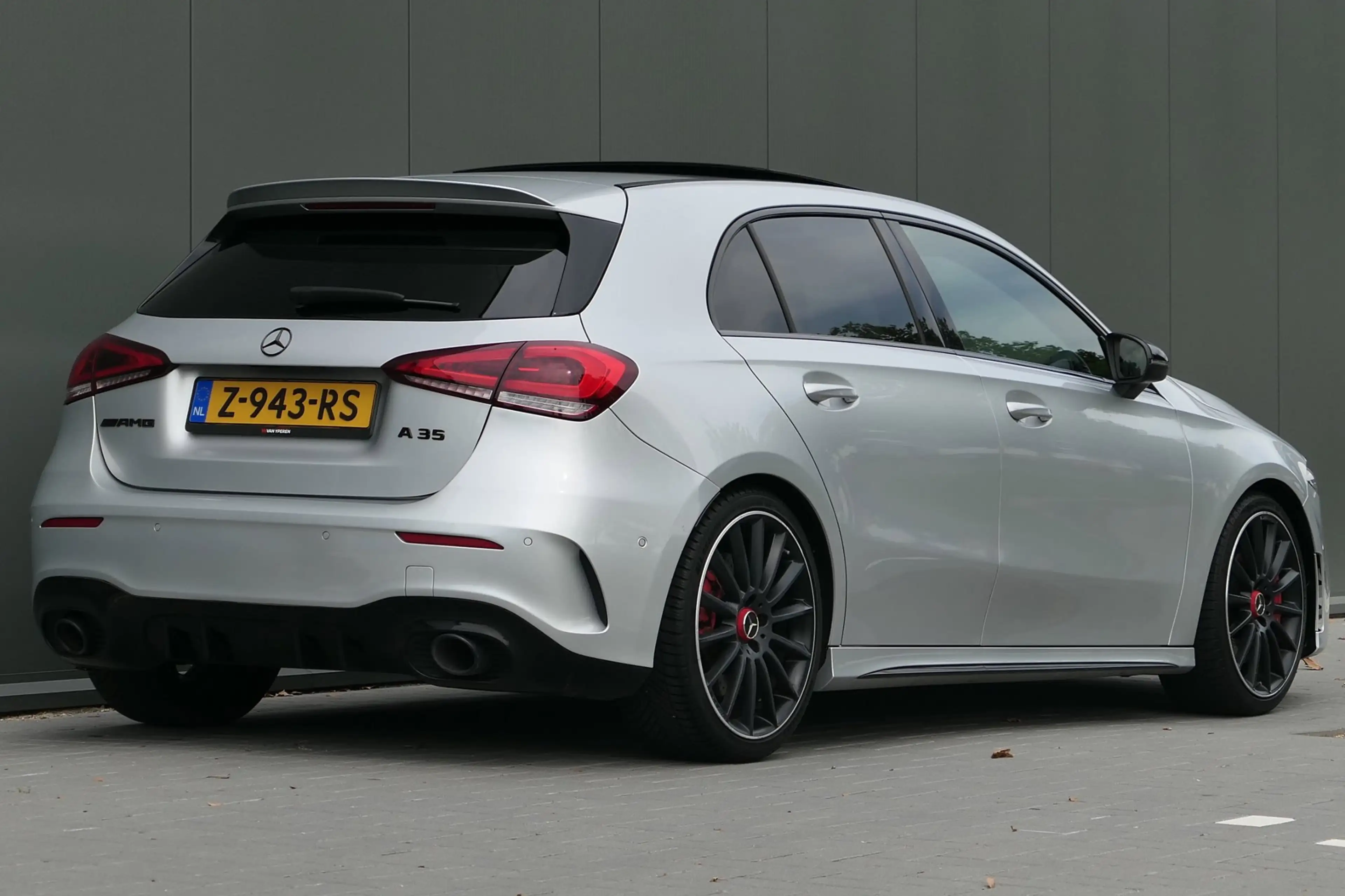 Mercedes-Benz A 35 AMG 4MATIC Premium Panorama Alcantara — photo 2