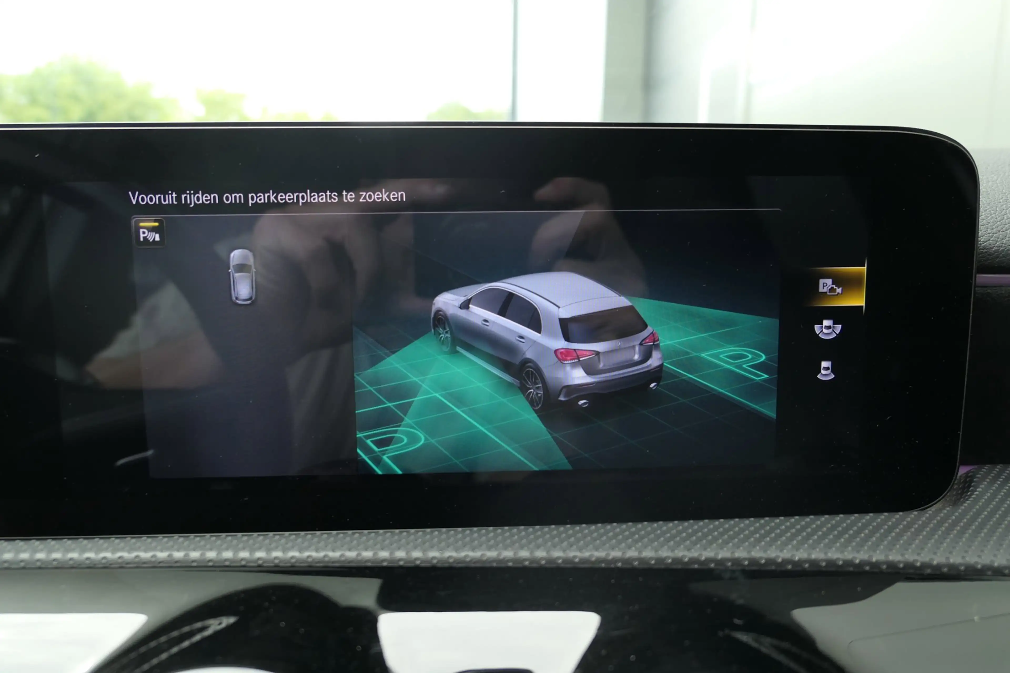 Mercedes-Benz A 35 AMG 4MATIC Premium Panorama Alcantara — photo 11