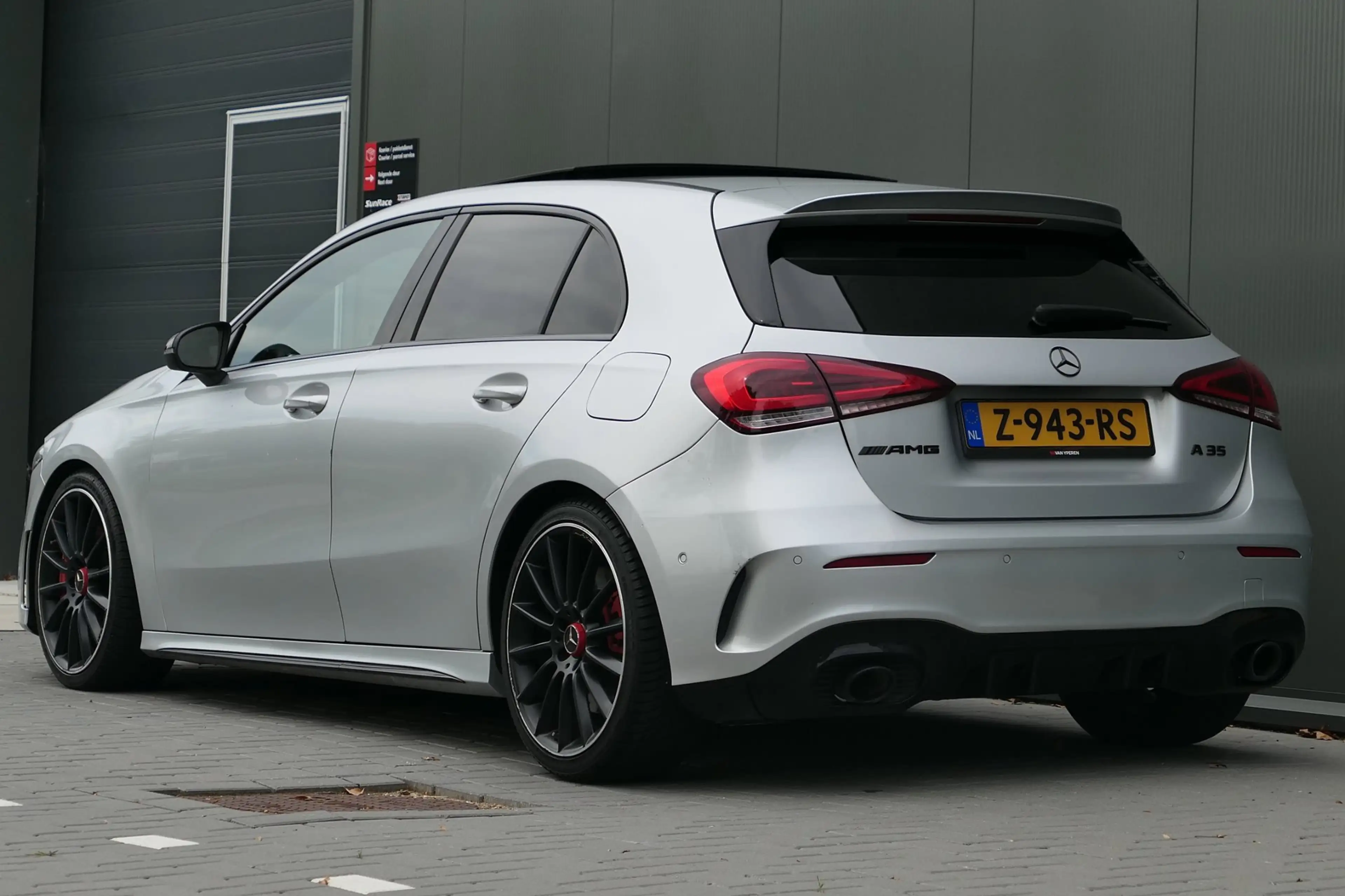 Mercedes-Benz A 35 AMG 4MATIC Premium Panorama Alcantara — photo 16