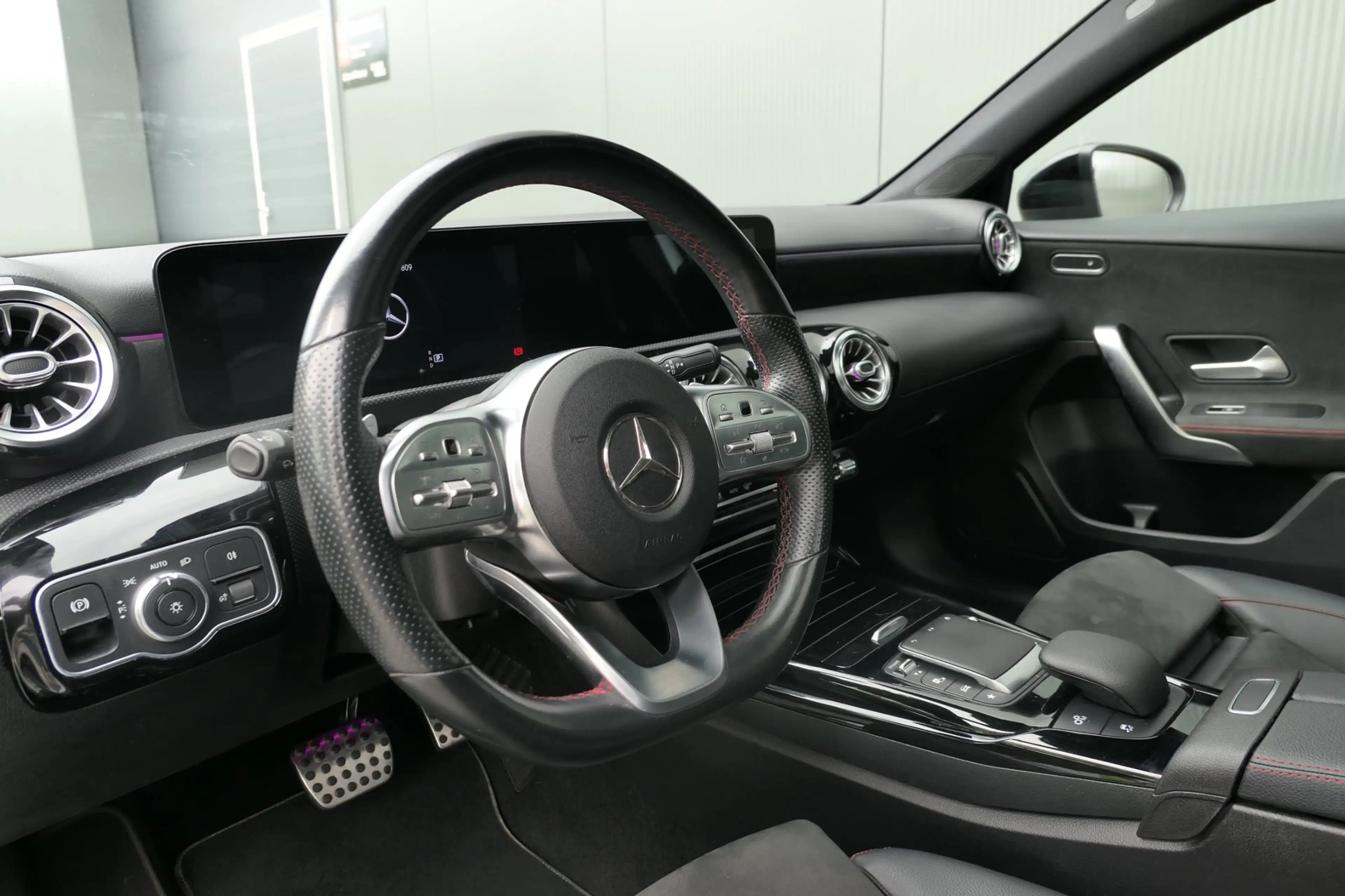 Mercedes-Benz A 35 AMG 4MATIC Premium Panorama Alcantara — photo 4