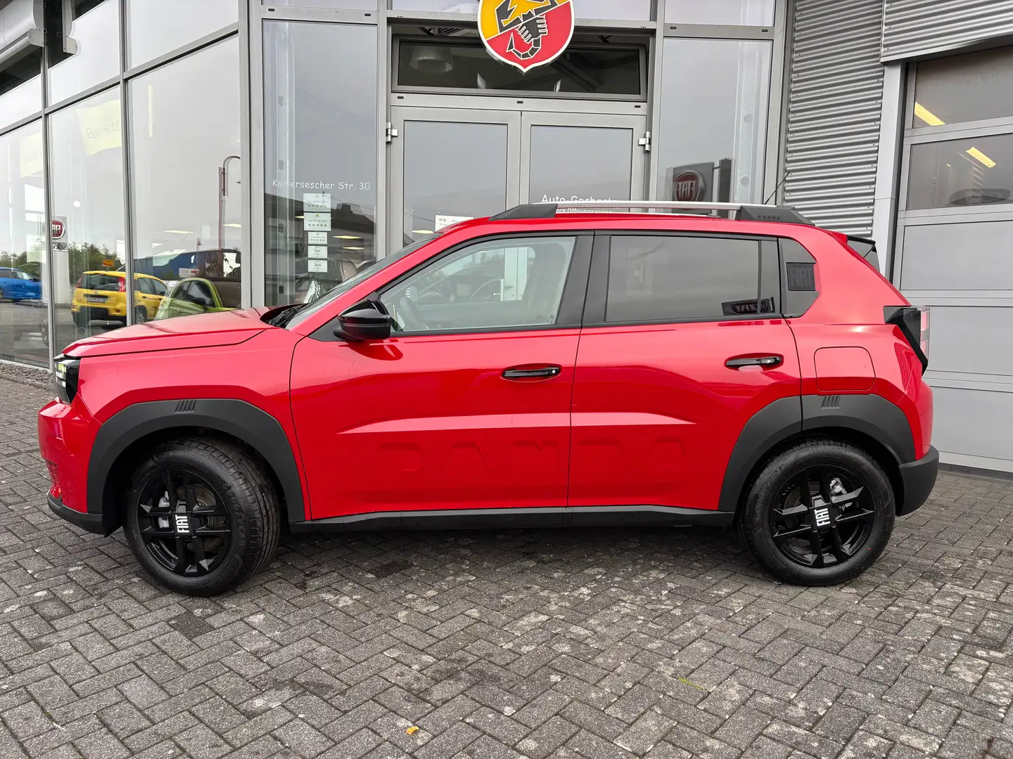 Fiat Grande Panda 1.2 74 kW Icon Hybrid Style-/Tech-/Winter-Paket Rood - 2