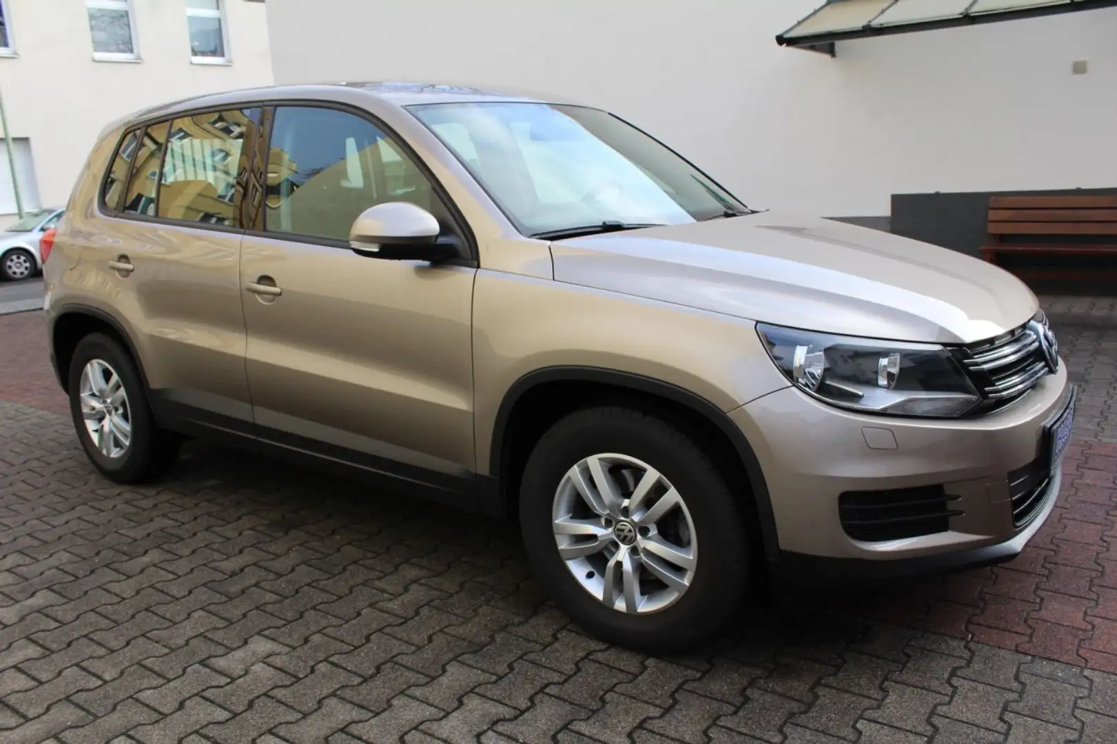 Volkswagen Tiguan Trend & Fun BMT ( NAVI / PDC / SHZ ) Beige - 2