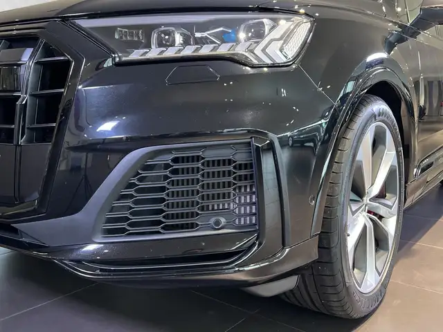 Audi SQ7 view 6