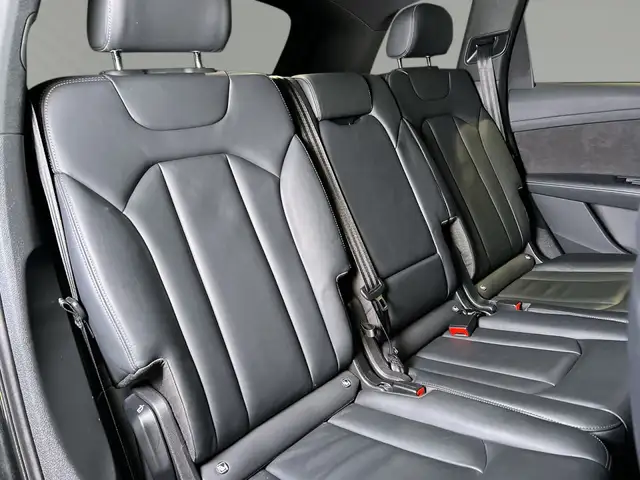 Audi SQ7 view 8