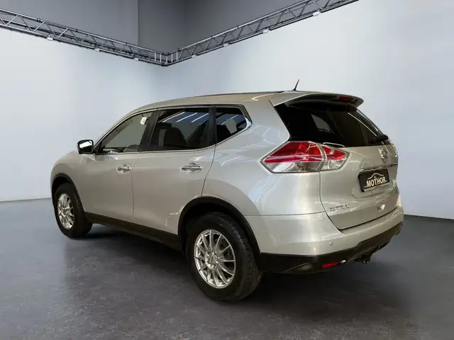 Nissan X-Trail view 4