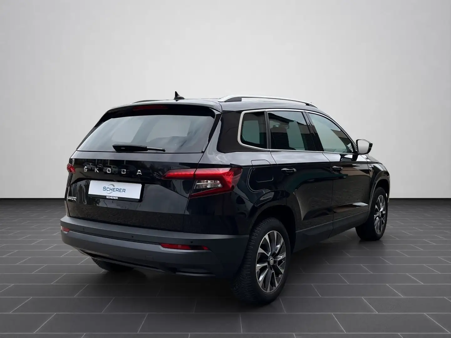 Skoda Karoq 1.5 TSI DSG 110 kW Kamera, Navi, elektr. H Schwarz - 2
