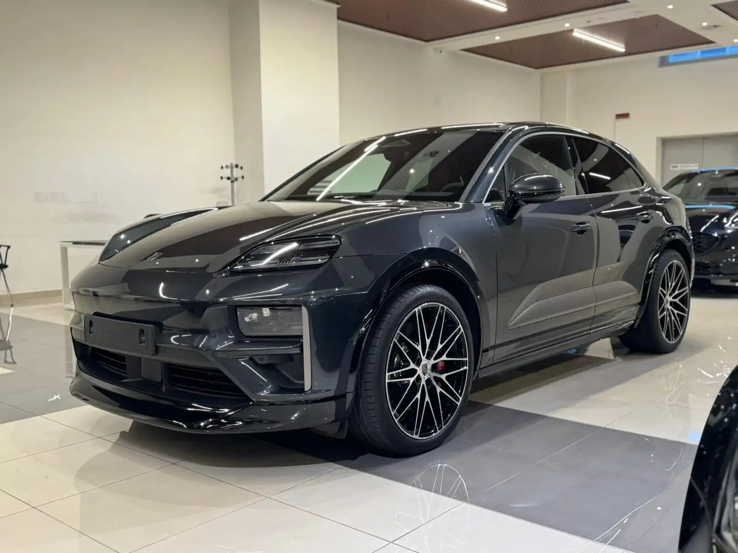 Porsche Macan Macan Turbo EV 584CV auto Grijs - 2
