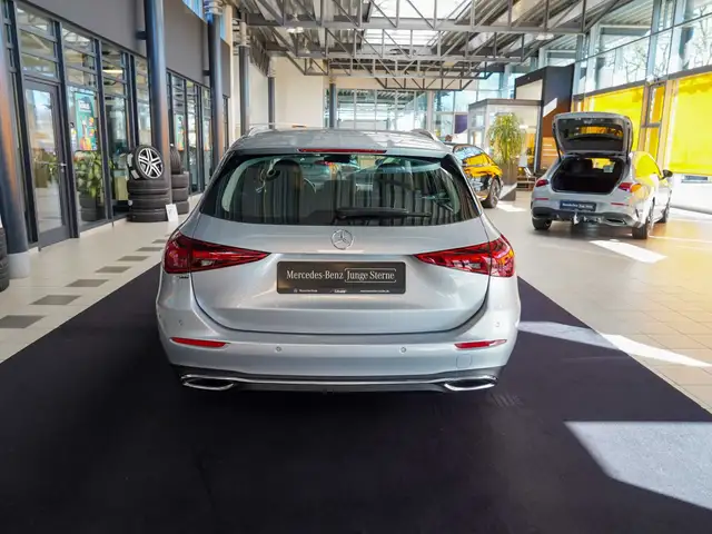 Mercedes-Benz C-Class view 4