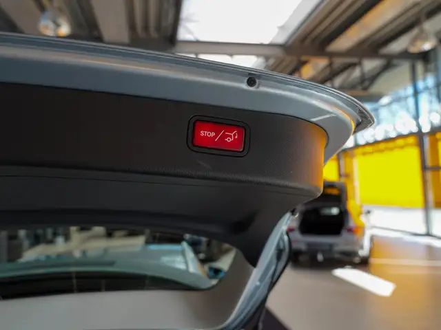 Mercedes-Benz C-Class view 6