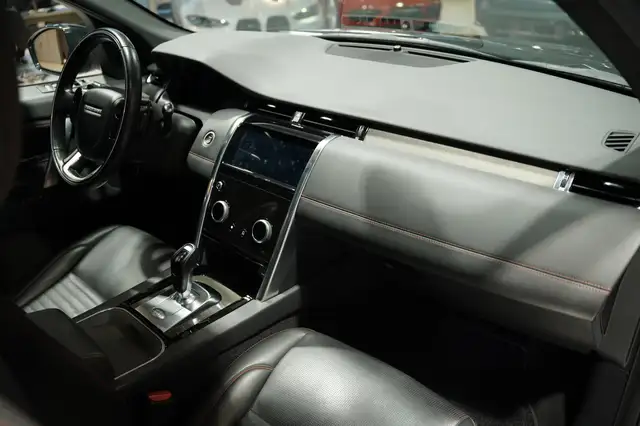 Land Rover Discovery Sport view 9