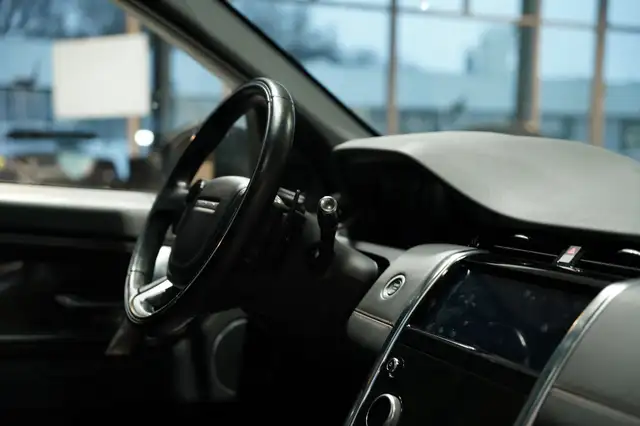 Land Rover Discovery Sport view 10