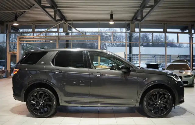 Land Rover Discovery Sport view 4