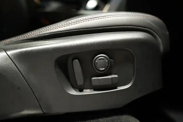 Land Rover Discovery Sport view 14