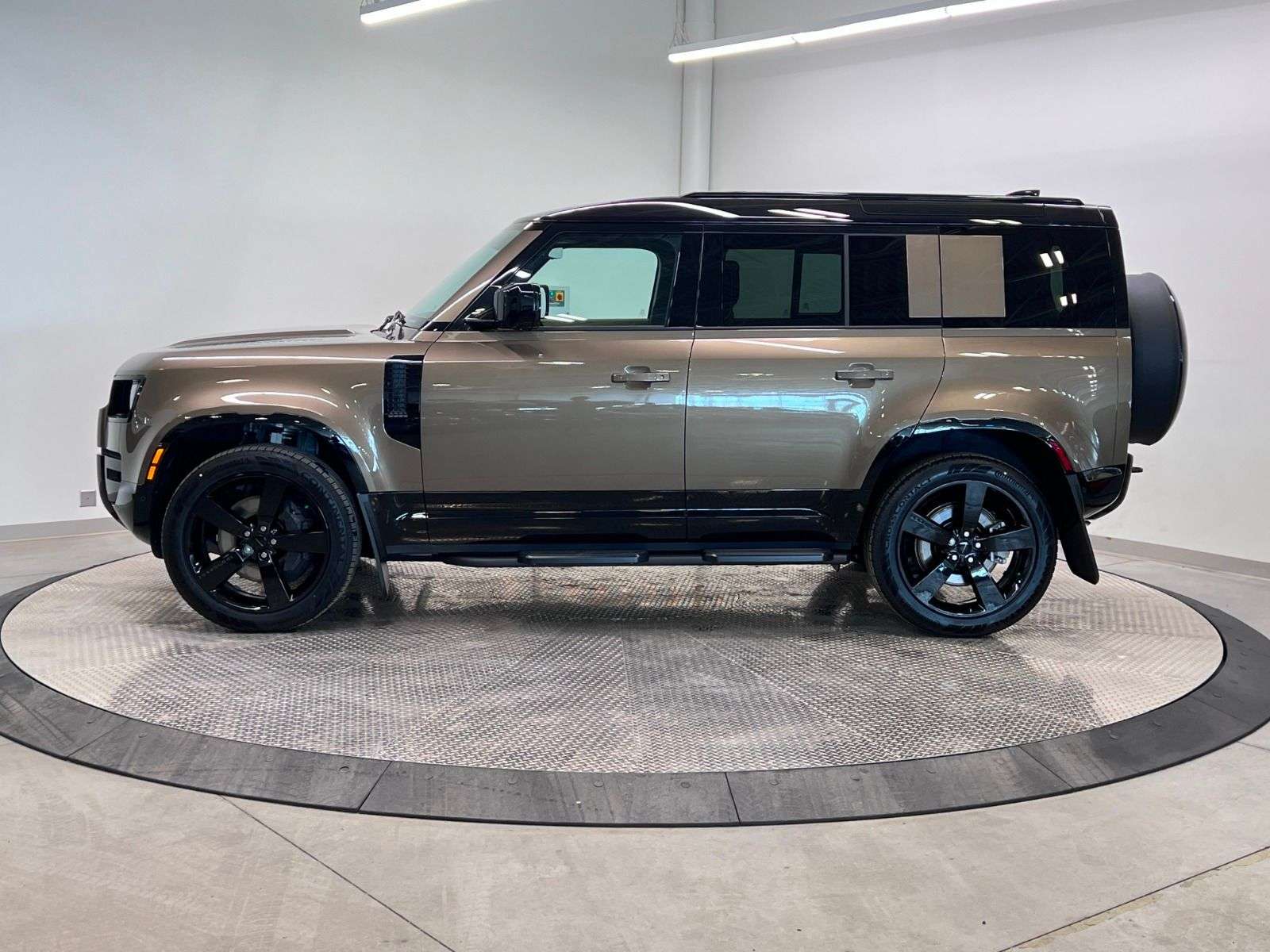 2026 Land Rover Defender 110 P400 X-DYNAMIC SE alt 2