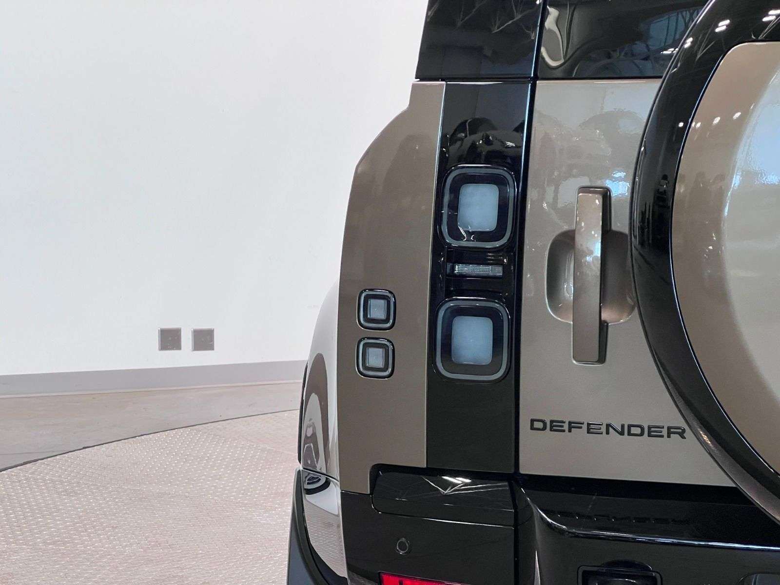 2026 Land Rover Defender 110 P400 X-DYNAMIC SE thumb 14