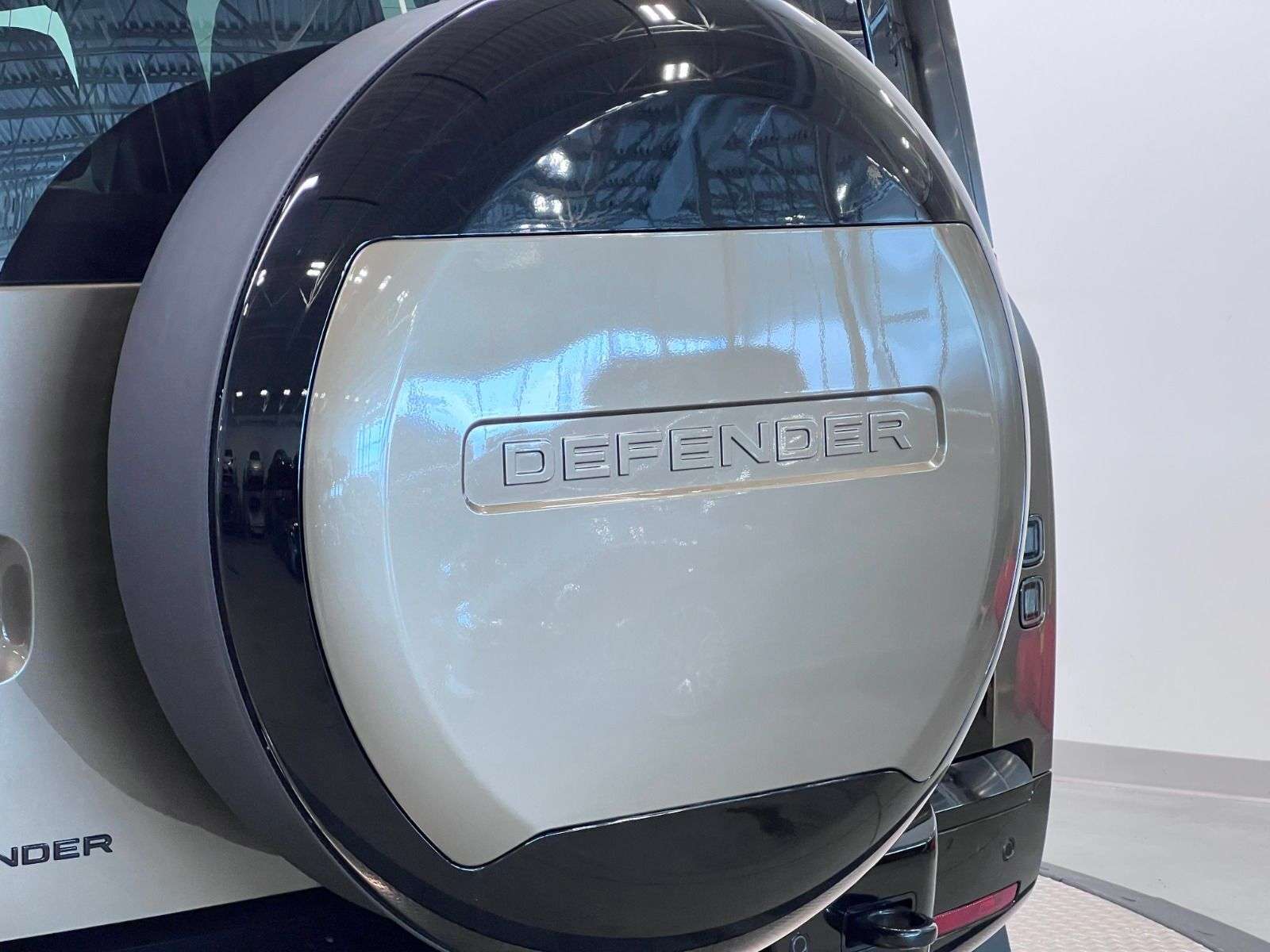 2026 Land Rover Defender 110 P400 X-DYNAMIC SE thumb 11